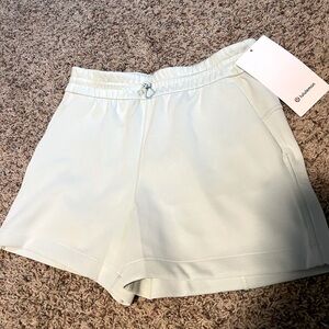 Lululemon Softstreme HR Short 4” in Kohlrabi Green size 6